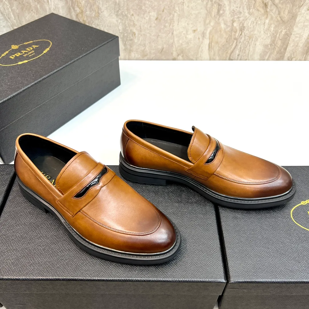 Original order quality: P580 Brand: PRADA (Prada) Standard code: Men's size 38/44 (45 can be customized) Grade: Same style as the official website High-quality men's shoes Material: Original cowhide Water-dyed cowhide lining Rubber outsole Style categories: Men's fashionable formal leather shoes Slip-on men's shoes series Young fashion European and American trends British style Top luxury Color: Actual picture